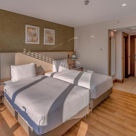 Doubletree By Hilton Antalya City Centre Exterior foto A room at the hotel