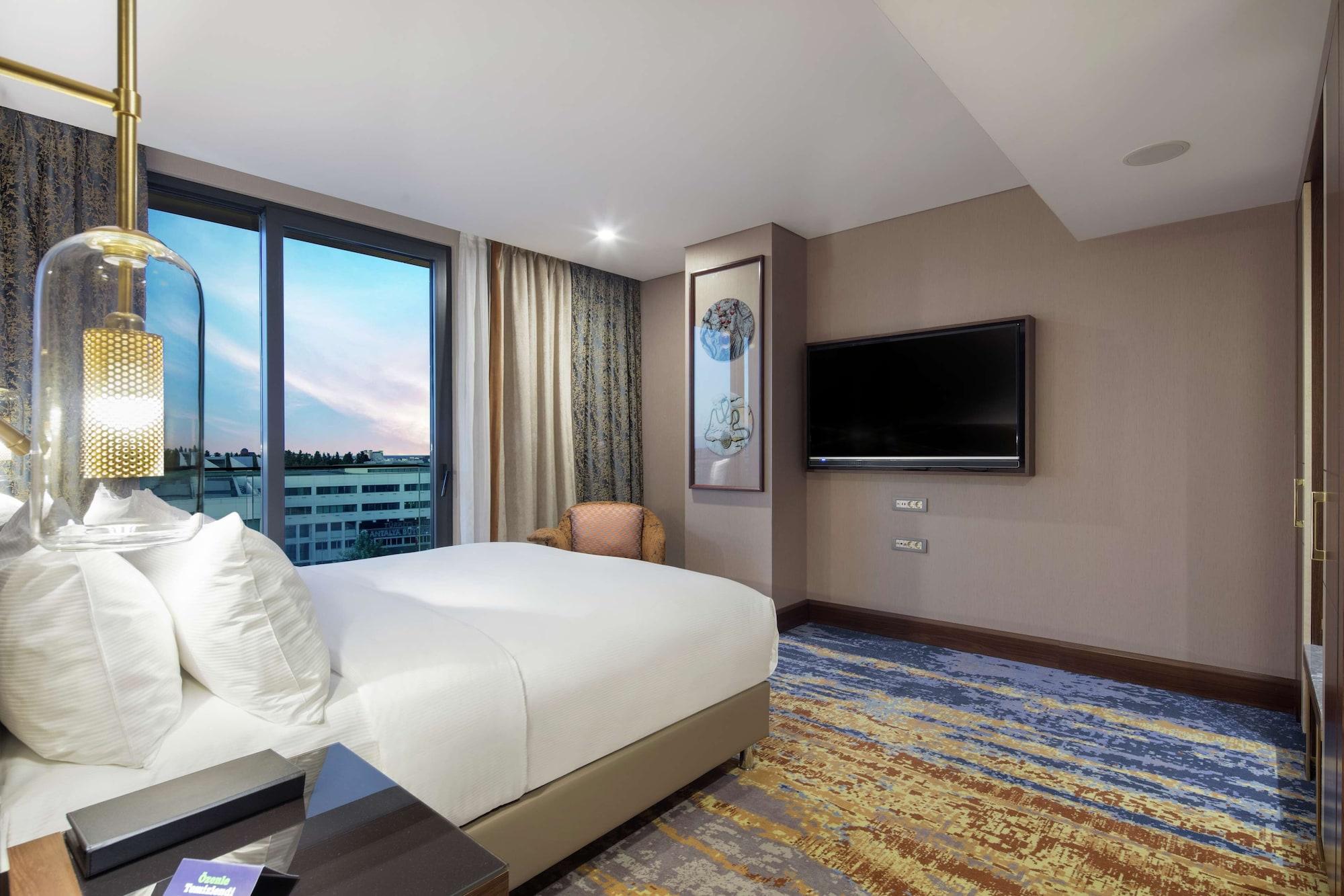 Doubletree By Hilton Antalya City Centre Exterior foto A bedroom at the hotel