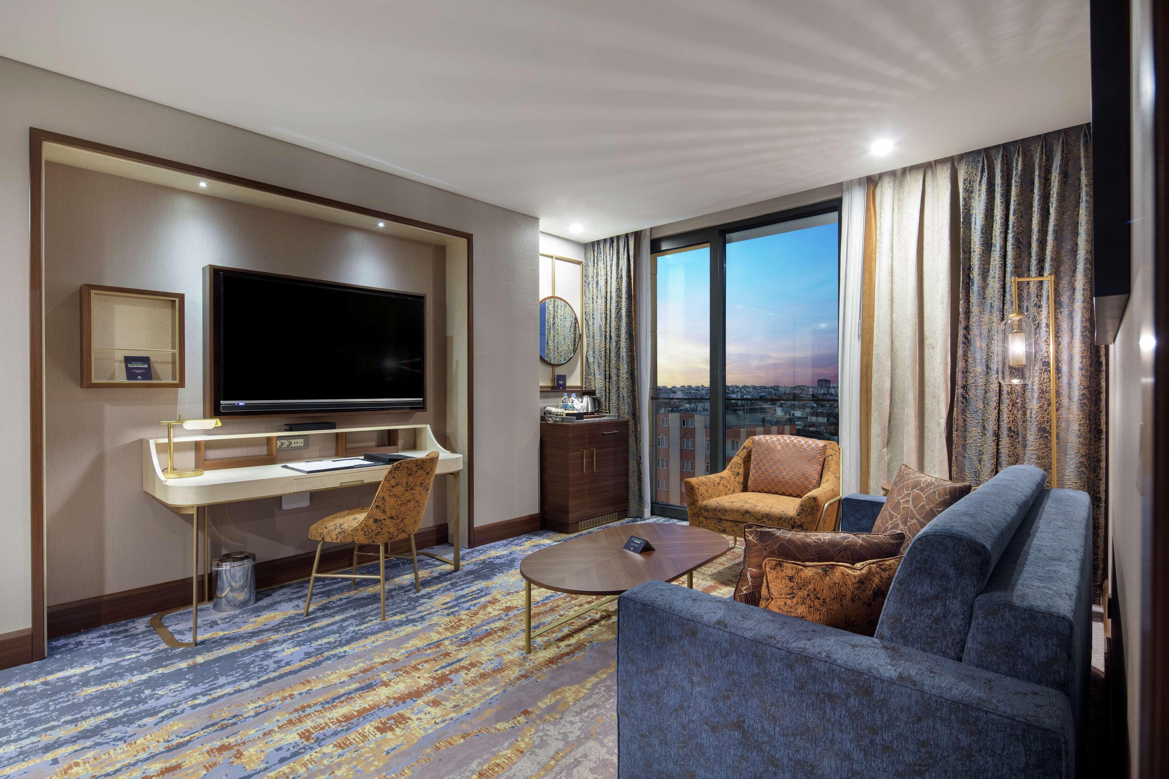 Doubletree By Hilton Antalya City Centre Exterior foto A suite at the Hilton London West End