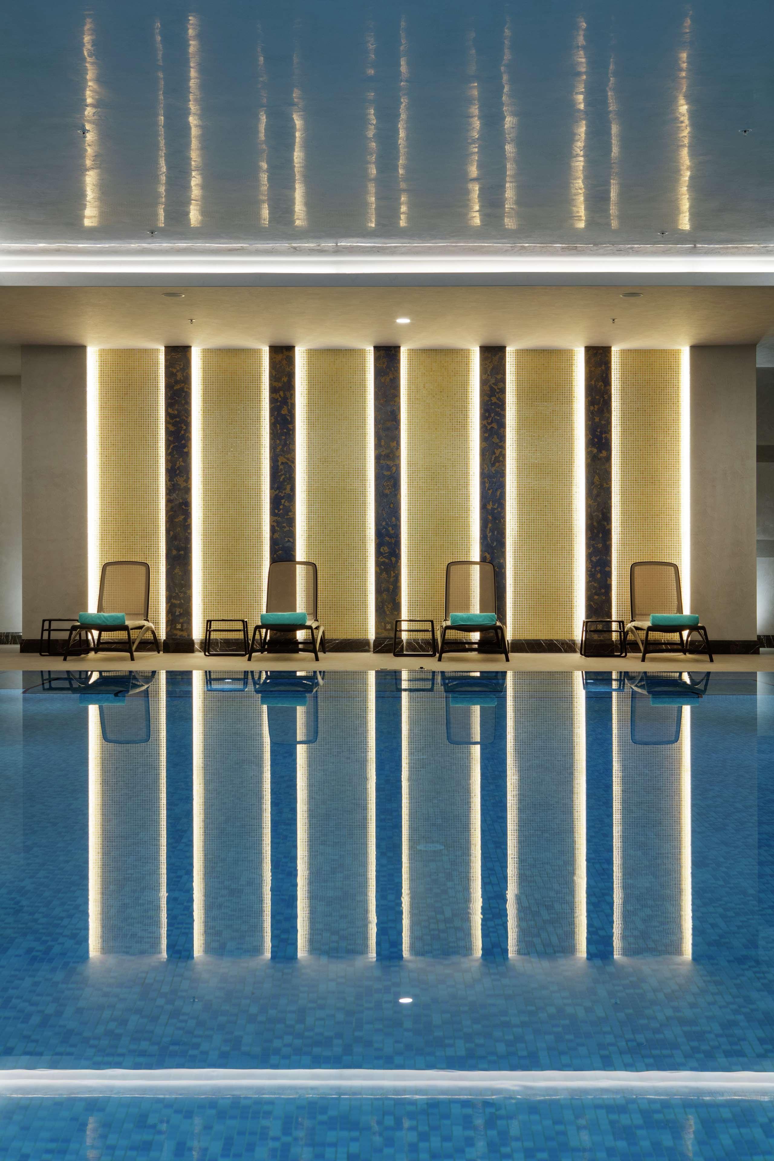 Doubletree By Hilton Antalya City Centre Exterior foto The swimming pool at the hotel