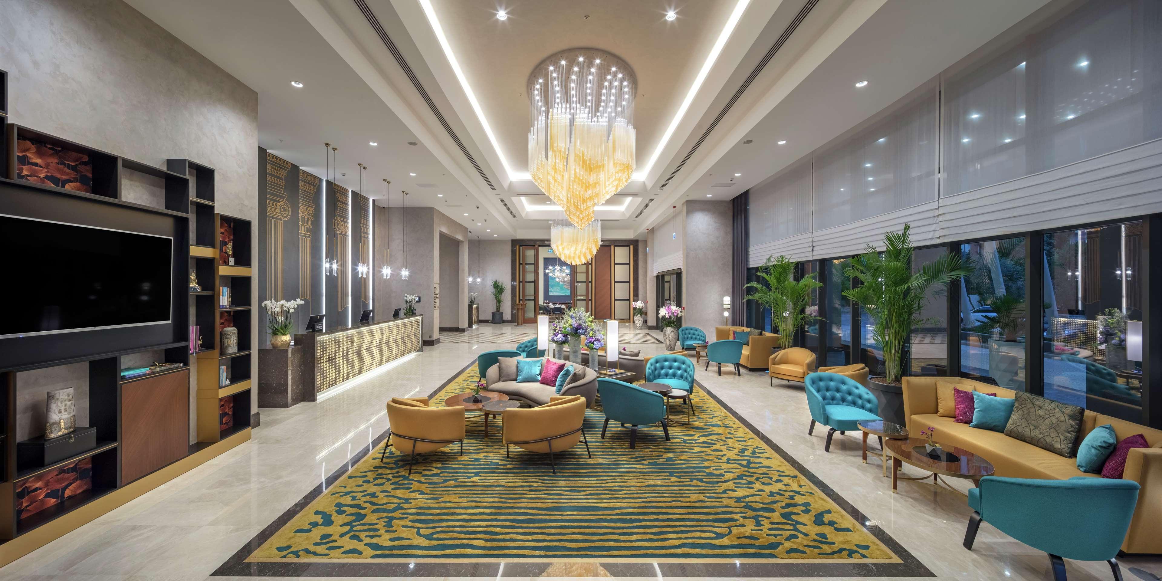Doubletree By Hilton Antalya City Centre Exterior foto Lobby