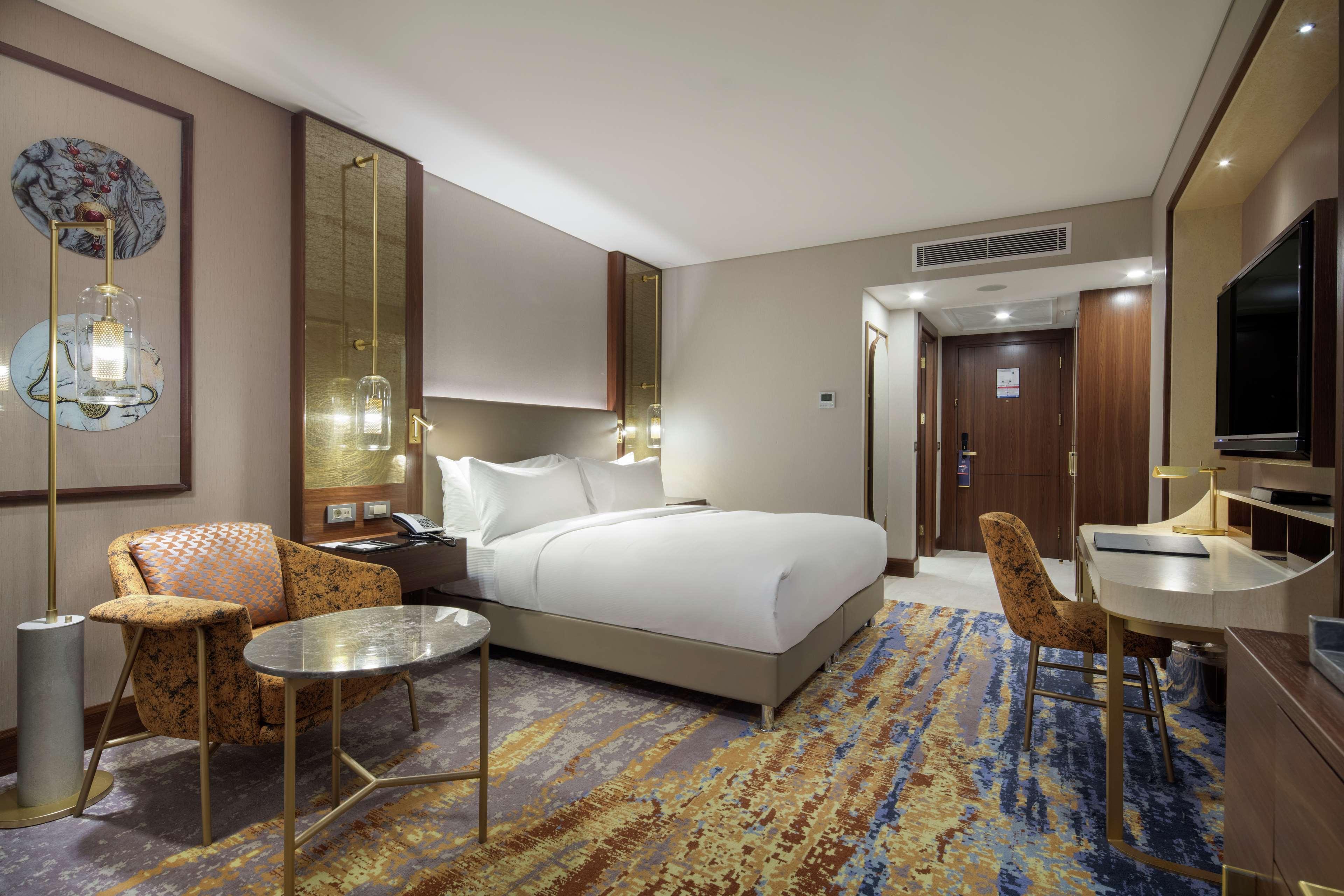 Doubletree By Hilton Antalya City Centre Exterior foto A room at the hotel