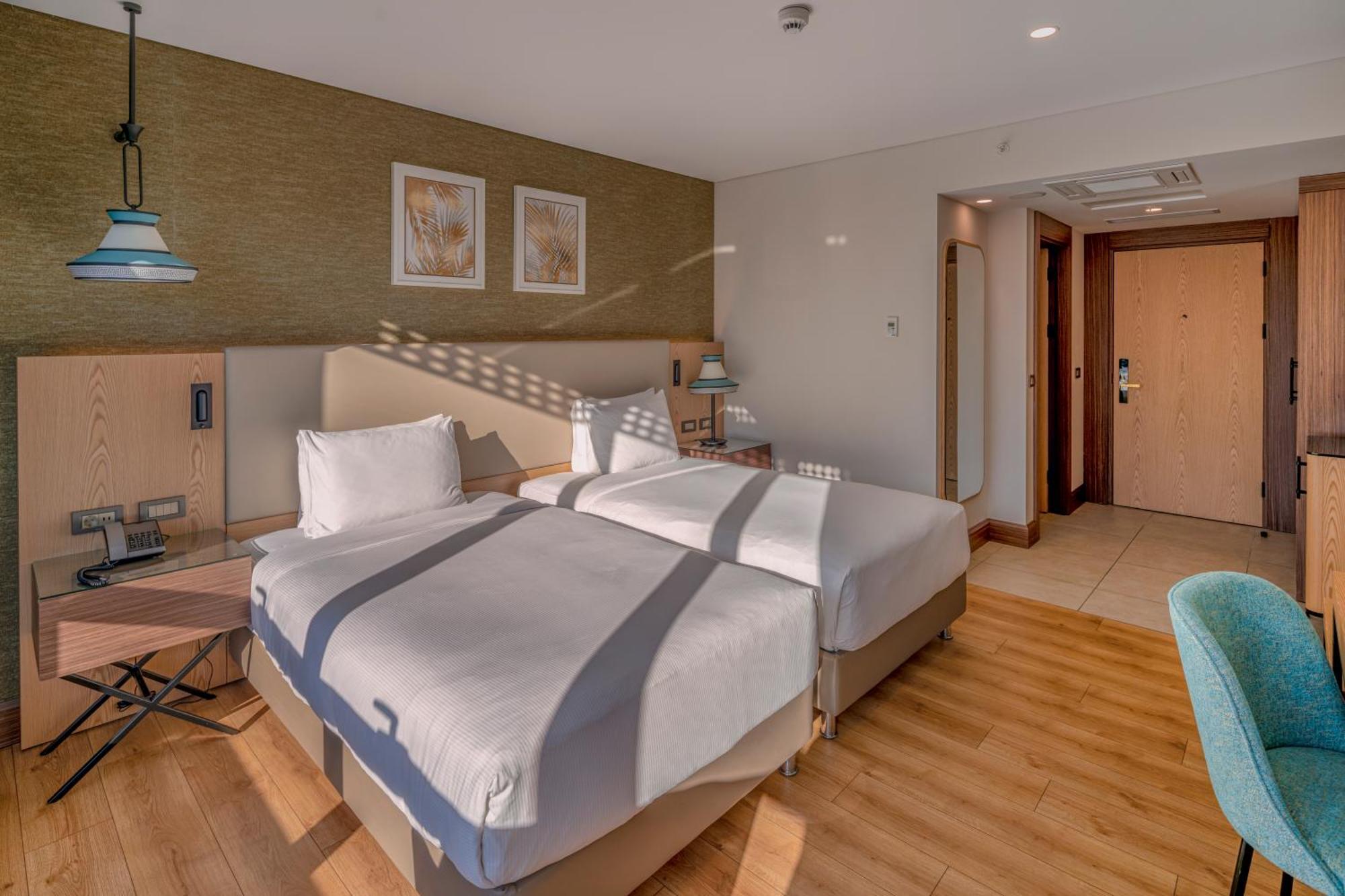 Doubletree By Hilton Antalya City Centre Exterior foto A room at the hotel