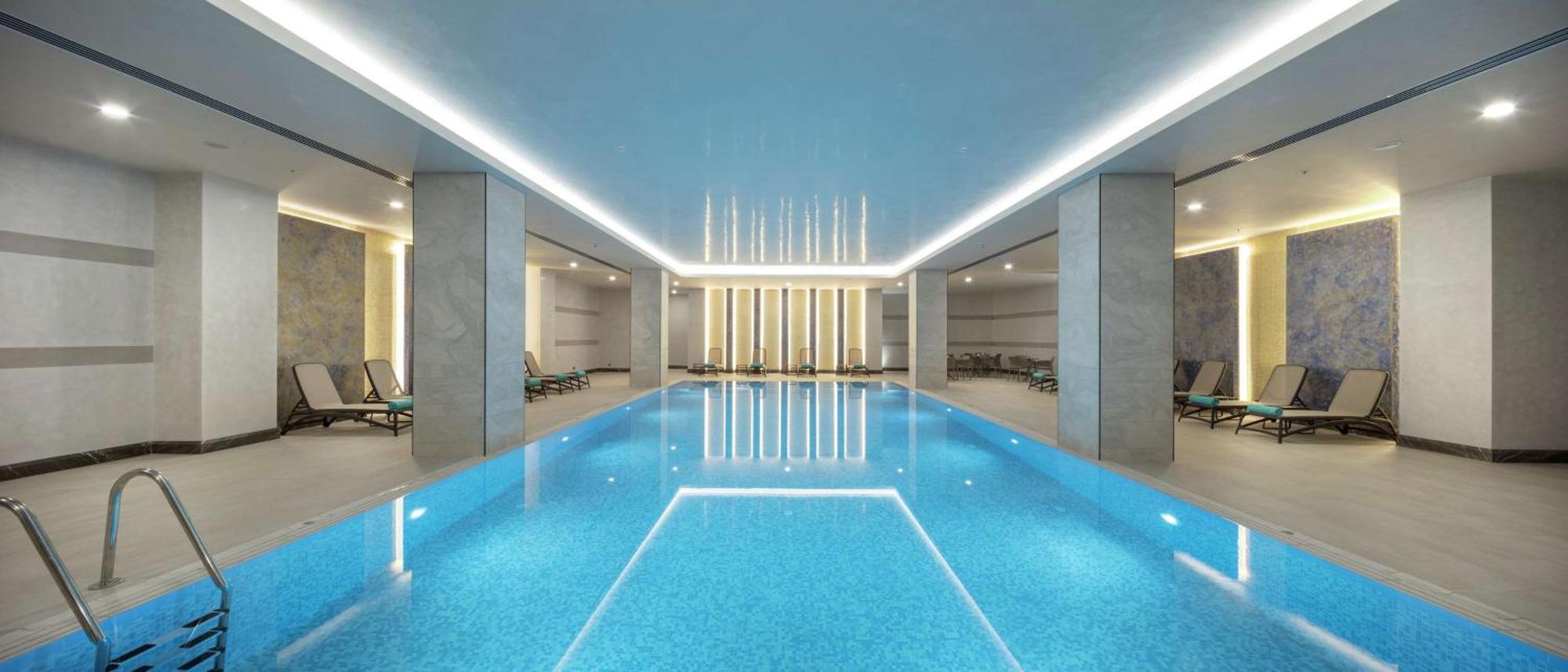 Doubletree By Hilton Antalya City Centre Exterior foto The swimming pool at The Dorchester