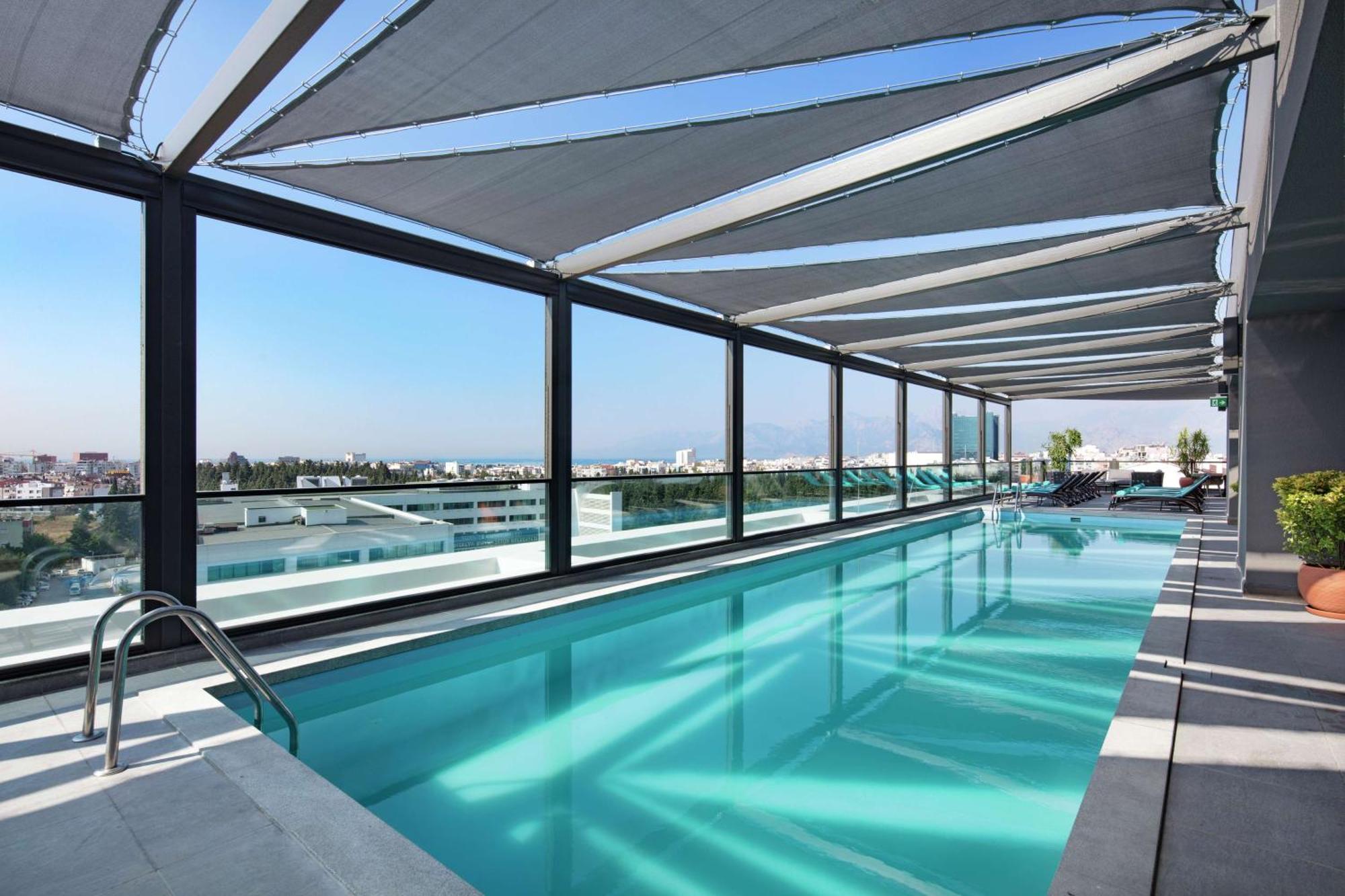 Doubletree By Hilton Antalya City Centre Exterior foto The rooftop pool