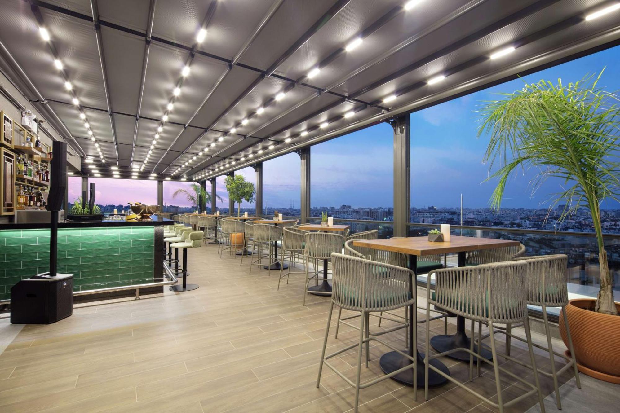 Doubletree By Hilton Antalya City Centre Exterior foto Sky Bar