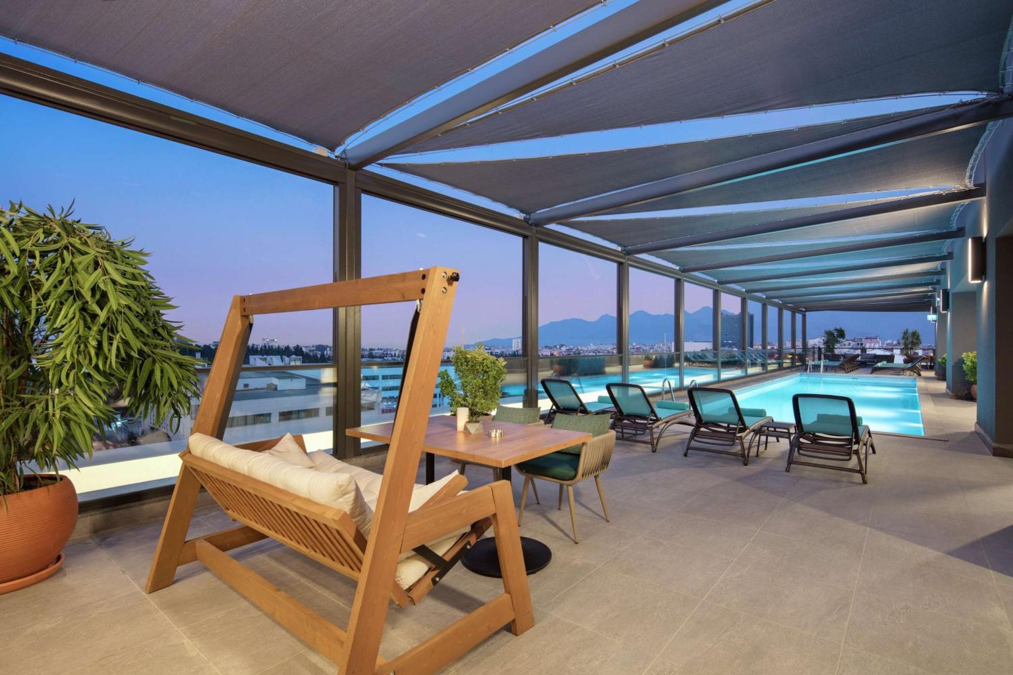 Doubletree By Hilton Antalya City Centre Exterior foto The hotel's rooftop pool
