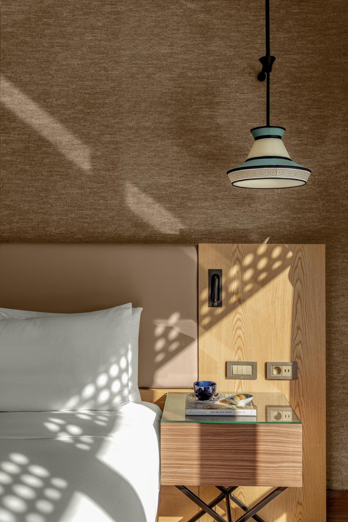 Doubletree By Hilton Antalya City Centre Exterior foto A ceiling light